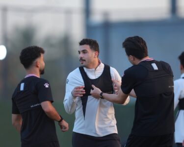 شعار نادي القوة الجوية وشعار نادي اربيل مع كرة قدم في ملعب