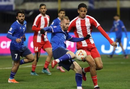 لاعبي الرمثا وشباب الأردن يتنافسون على الكرة في مباراة بالدوري الأردني للمحترفين.