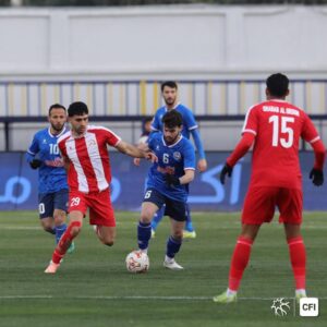 لاعبو الرمثا وشباب الأردن يتنافسون على الكرة في مباراة بالدوري الأردني