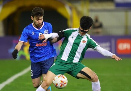 شعار نادي الرمثا وشعار النادي الأهلي الأردني مع كرة قدم