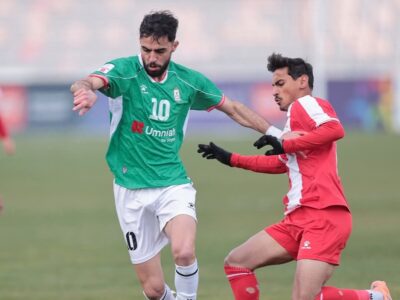 شعار نادي الوحدات وشعار نادي شباب الأردن مع كرة قدم في الخلفية، يرمز لمباراة الوحدات وشباب الأردن بث مباشر.