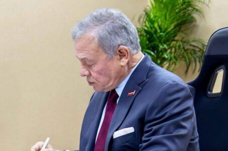 شعار نادي الوحدات مع صورة للملك عبدالله الثاني وخريطة فلسطين، يرمز لدعم النادي للقضية الفلسطينية.