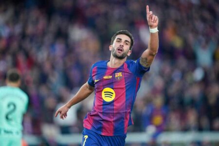 لاعبو برشلونة واسبانيول يتنافسون على الكرة في ديربي كتالونيا