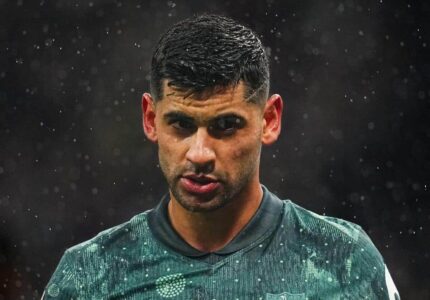 كريستيان روميرو قائد توتنهام يعاني في مباراة بالدوري الإنجليزي