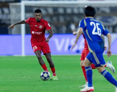 شعار الاتحاد الإماراتي لكرة القدم ونادي شباب الأهلي مع إشارة إلى التحكيم العادل في البطولات الآسيوية.