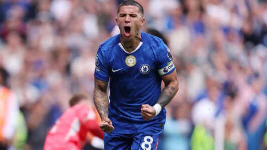 إنزو فرنانديز لاعب تشيلسي يفكر في مستقبله