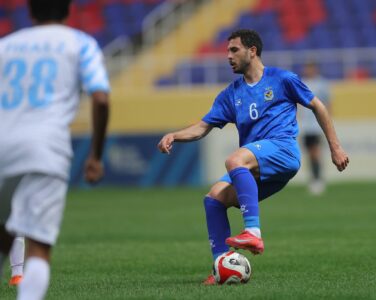 صورة توضيحية لمباراة كرة قدم في الدوري العراقي مع شعارات الفرق المتنافسة