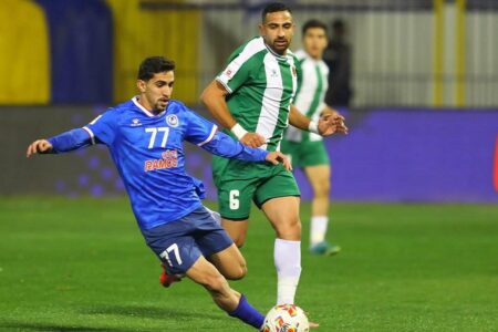 لاعبي كرة قدم أردنيين يتنافسون في مباراة بالدوري الأردني للمحترفين.