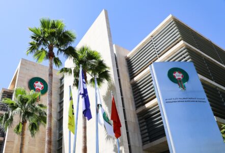صورة توضيحية لأزمة الدوري المغربي قبل كأس العالم 2026، تظهر كرة قدم وخريطة المغرب