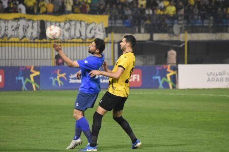 لاعبي الحسين إربد والرمثا يتنافسون بشدة في ديربي الشمال