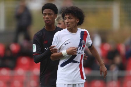 ريان أبو الناي لاعب باريس سان جيرمان الشاب يرتدي قميص كرة القدم ويفكر في مستقبله الدولي بين مصر والجزائر.