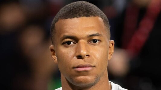 لقطة من مباراة ريال مدريد وجيرونا في الدوري الإسباني تظهر لاعبي الفريقين يتنافسون على الكرة.