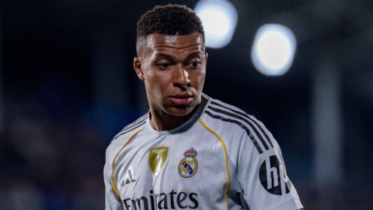 لقطة من مباراة ريال مدريد ومايوركا في الدوري الإسباني تظهر كيليان مبابي ومورلانيس.