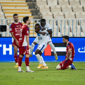 لقطة من مباراة الشارقة وبني ياس في دوري أدنوك للمحترفين تظهر اللاعبين يتنافسون على الكرة.