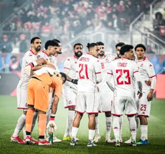 لاعبي منتخب تونس وكندا يتصافحون بعد التعادل السلبي في مباراة ودية دولية.