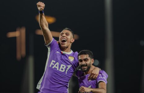 لقطة من مباراة في الجولة 21 من الدوري الإماراتي تظهر لاعبين يتنافسون بشدة.