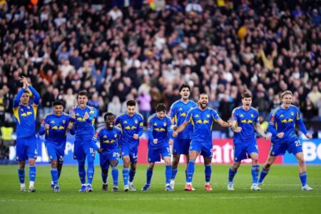 احتفال لاعبي ليدز يونايتد بعد الفوز على وست هام بركلات الترجيح في كأس الاتحاد الإنجليزي.