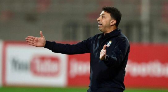 جمال محمود يصافح مسؤولاً من نادي الوحدات بعد إنهاء العقد بالتراضي