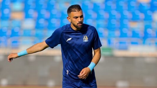 صورة لمهند خير الله لاعب الفيصلي يوقع على عقد التجديد