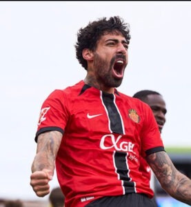 سامو كوستا بقميص النصر السعودي بعد توقيع العقد