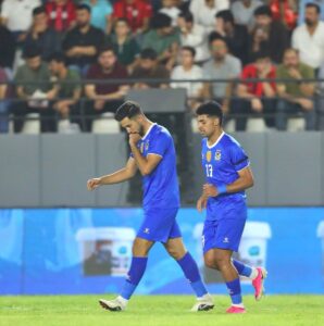 لاعبو القوة الجوية ونوروز يحتفلون بتسجيل الأهداف خلال مباراة التعادل 3-3 في دوري نجوم العراق
