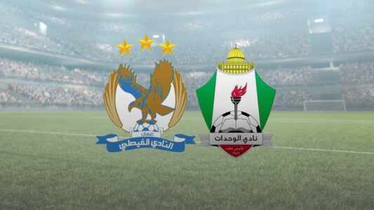 لاعبي الفيصلي والوحدات يتنافسون على الكرة في كأس السوبر الأردني