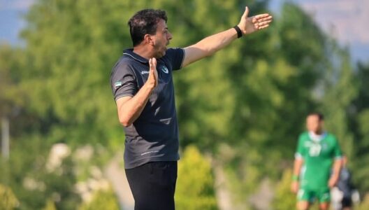 المدرب جمال محمود يحتفل مع لاعبي نادي الإمارات بعد الفوز