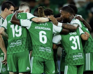 لاعبي الأهلي يحتفلون بفوزهم الكبير على الرياض في دوري روشن السعودي