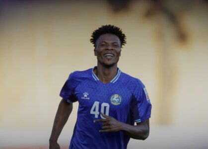 لاعبي نادي السلط يحتفلون بهدف في مرمى النادي العربي خلال مباراة دوري المحترفين الأردني.