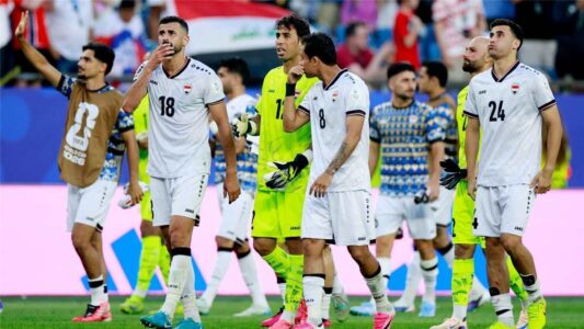 لاعبون من منتخب العراق يتدربون، مع التركيز على وجوه قلقة بسبب الغيابات المحتملة.