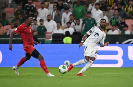 متعب الحربي لاعب المنتخب السعودي يحتفل بالفوز في مباراة خليجي 27