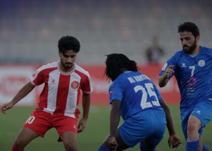 لاعبو شباب الأردن يحتفلون بهدف التعادل ضد الرمثا في الدوري الأردني