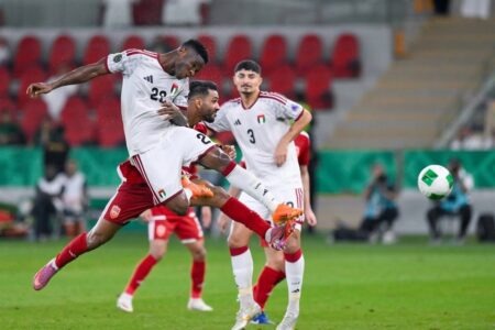لاعبي المنتخب الإماراتي يحتفلون بتأهلهم لنصف نهائي خليجي 27 بعد الفوز على البحرين.
